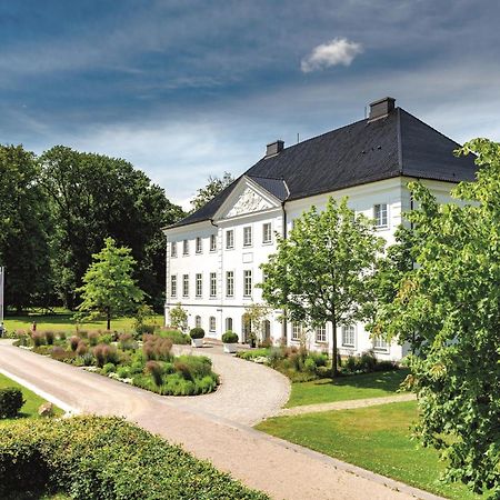 Schlossgut Groß Schwansee Buitenkant foto The former manor house of the estate