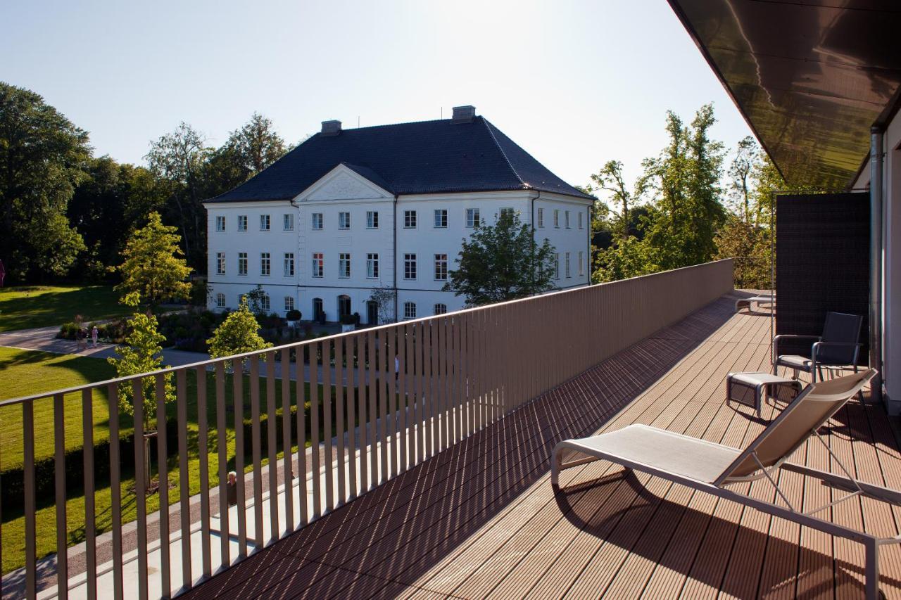 Schlossgut Groß Schwansee Buitenkant foto The terrace of the hotel