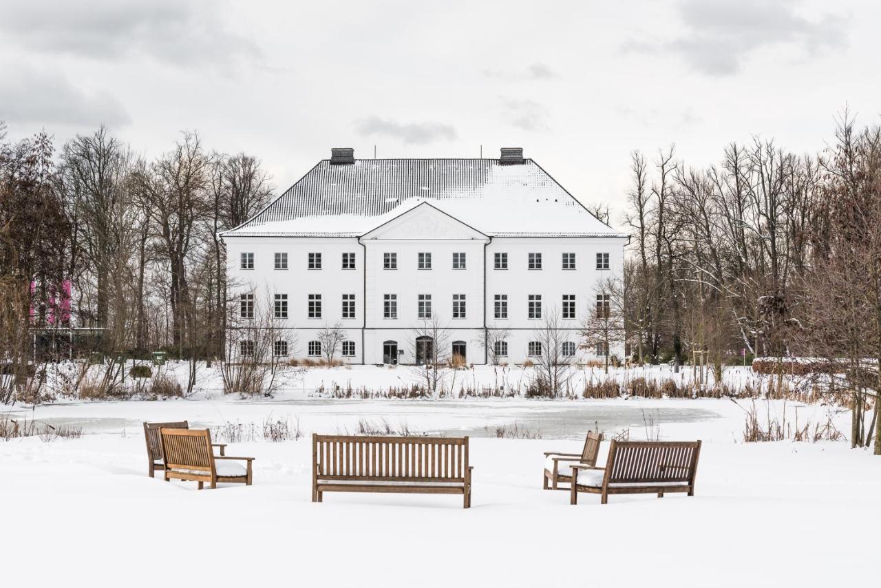 Schlossgut Groß Schwansee Buitenkant foto The main building of the university