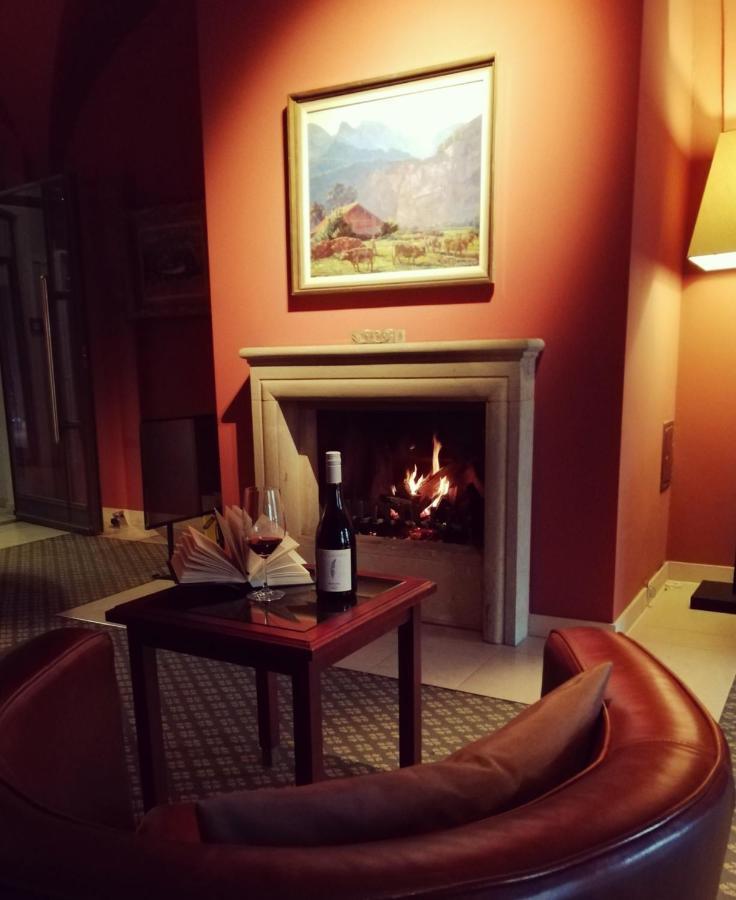 Schlossgut Groß Schwansee Buitenkant foto A fireplace in a hotel room