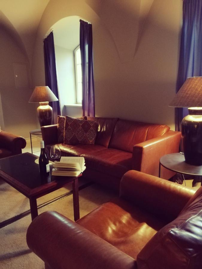 Schlossgut Groß Schwansee Buitenkant foto The library at the hotel