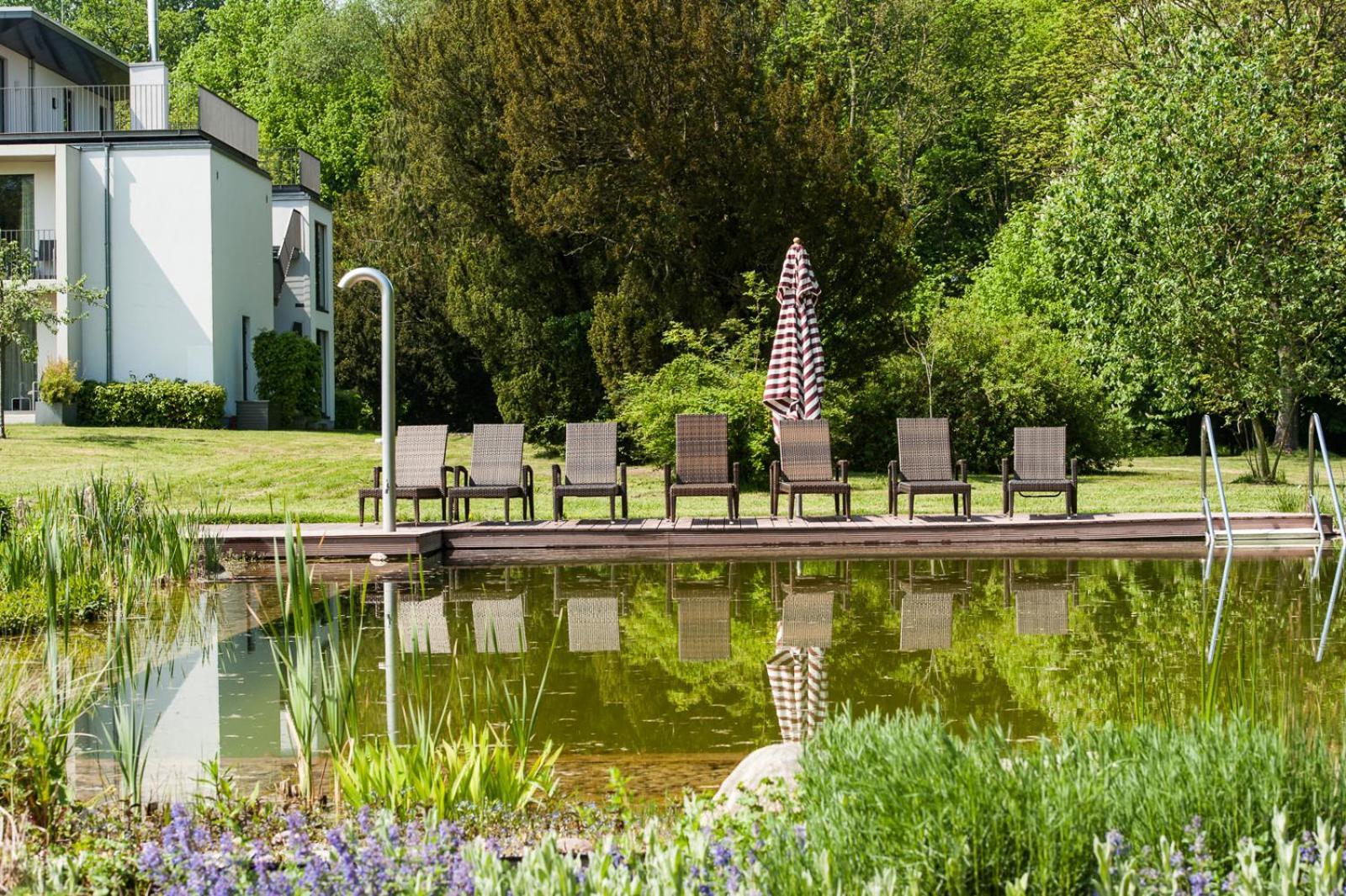 Schlossgut Groß Schwansee Buitenkant foto The swimming pond