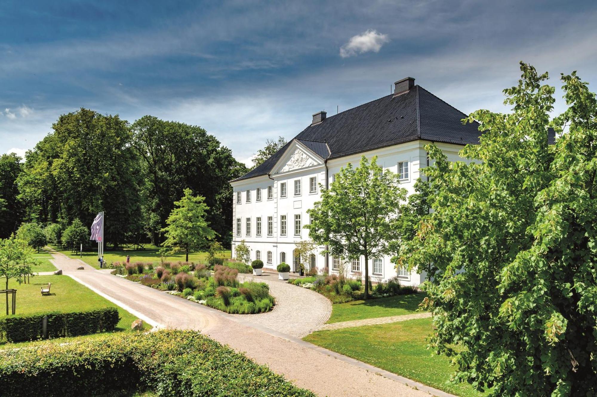 Schlossgut Groß Schwansee Buitenkant foto The former manor house of the estate