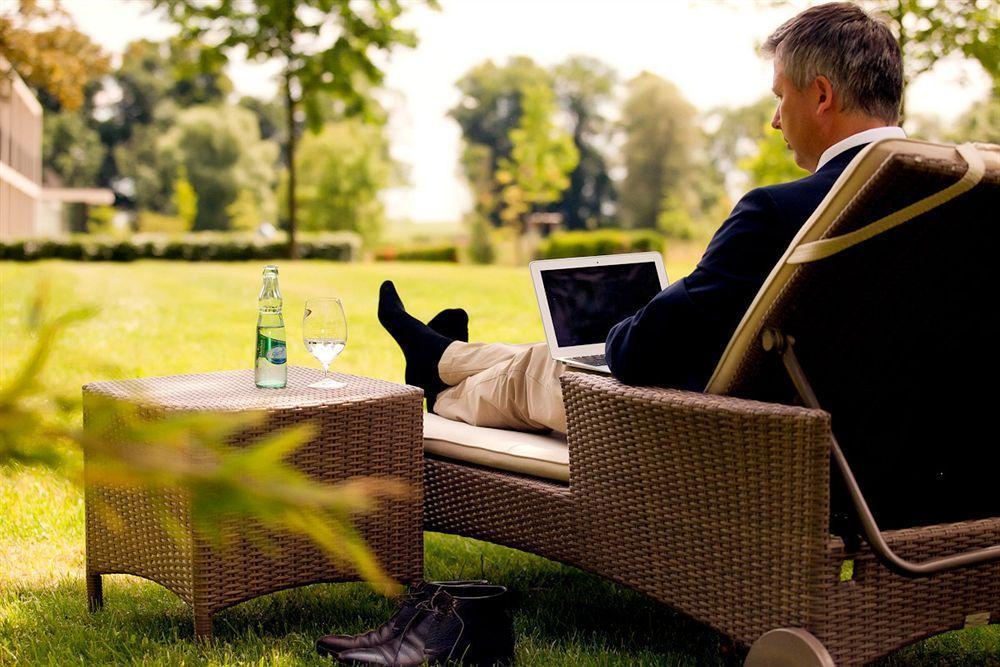Schlossgut Groß Schwansee Buitenkant foto A man relaxing in a garden