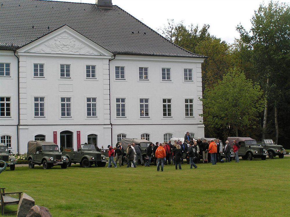 Schlossgut Groß Schwansee Buitenkant foto The former officers' mess