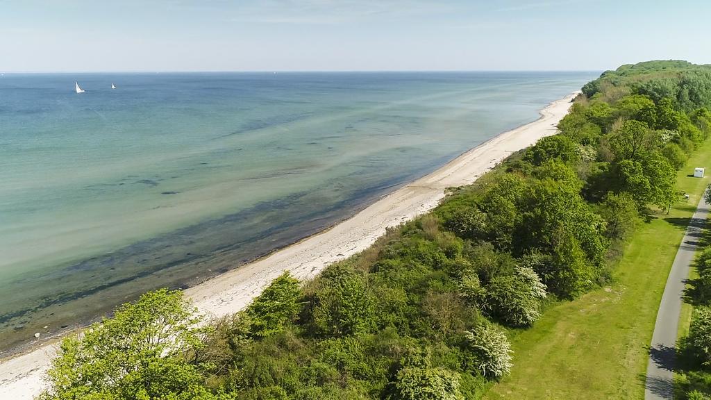 Schlossgut Groß Schwansee Buitenkant foto The coast of the peninsula