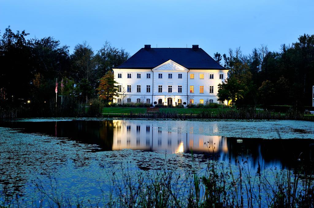 Schlossgut Groß Schwansee Buitenkant foto The manor house of the former estate of Kaden