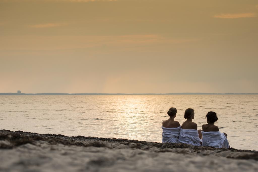 Schlossgut Groß Schwansee Buitenkant foto Sunset at the beach