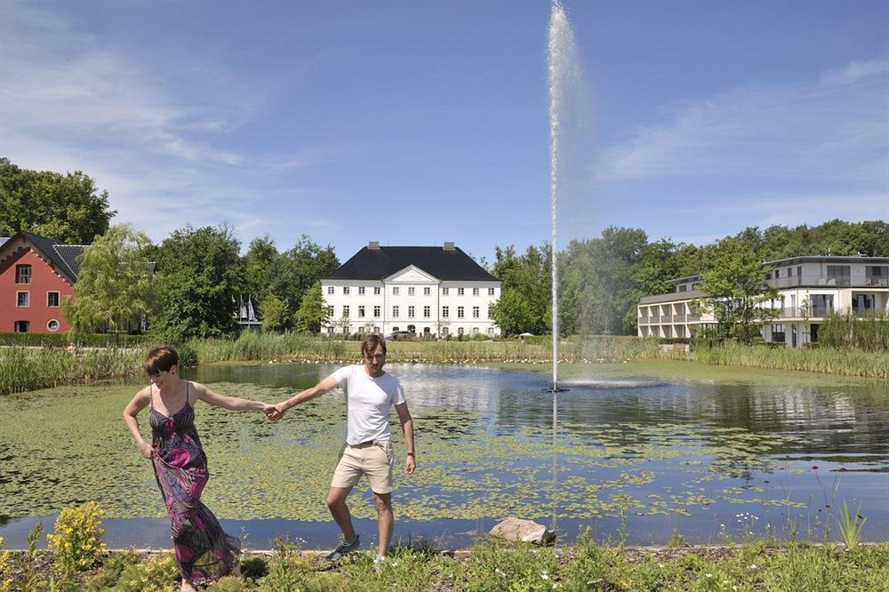 Schlossgut Groß Schwansee Buitenkant foto The lake at the centre of the village