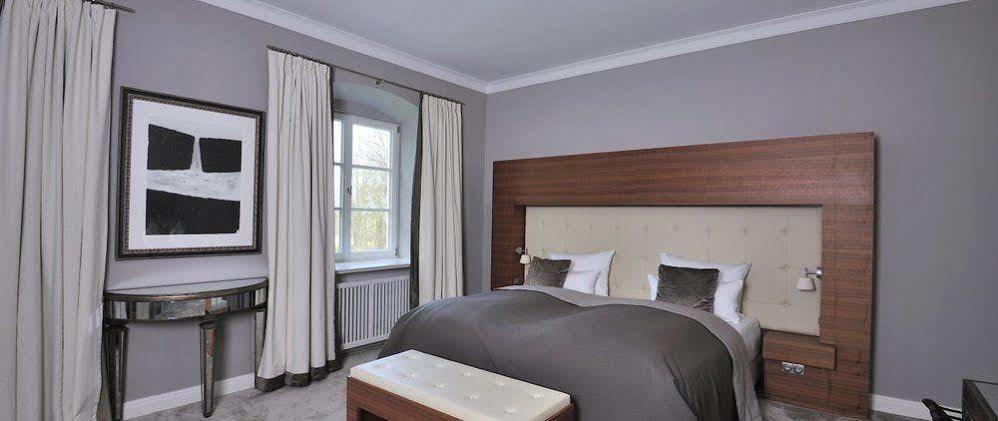 Schlossgut Groß Schwansee Buitenkant foto A bedroom