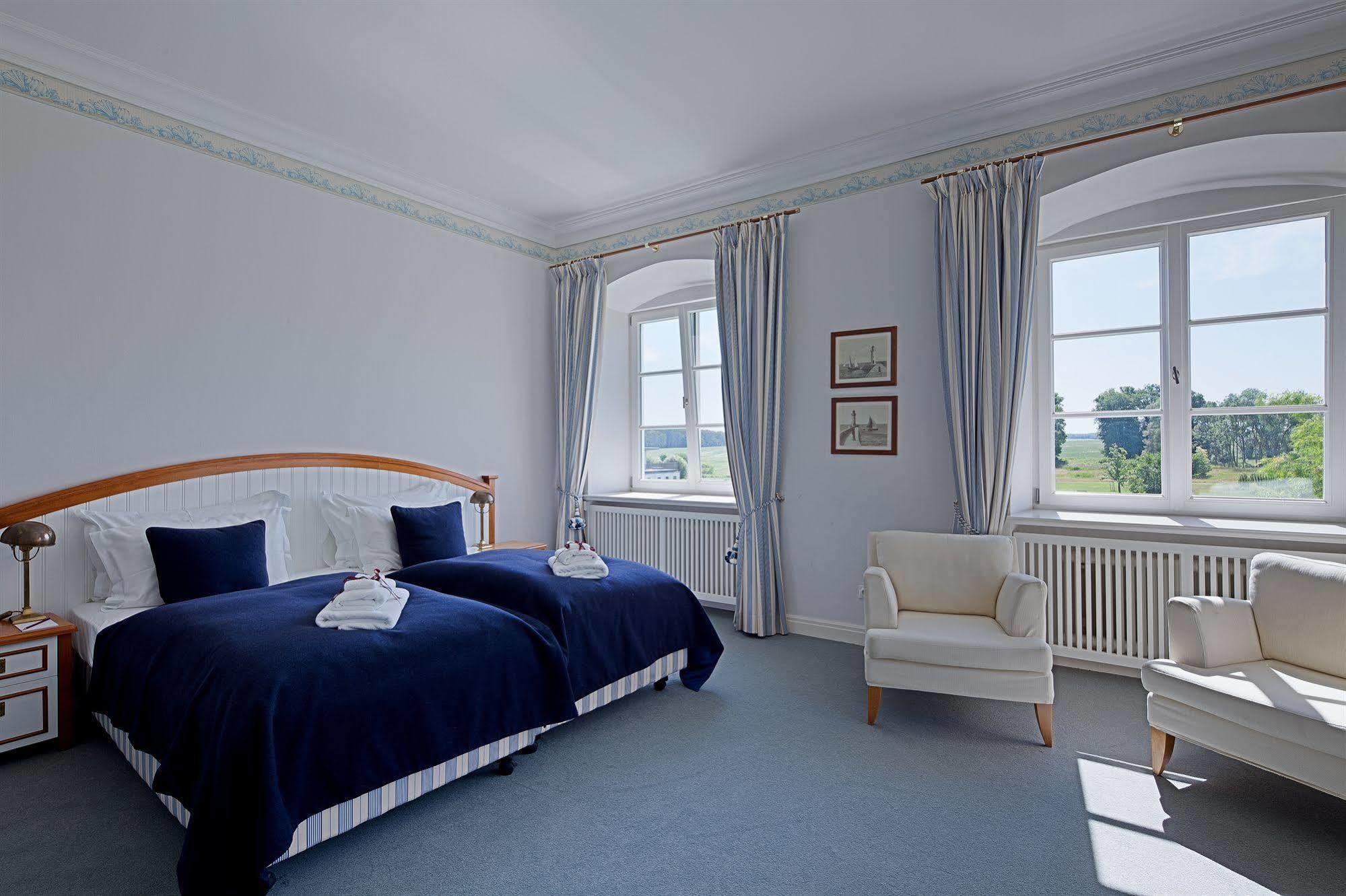 Schlossgut Groß Schwansee Buitenkant foto A room at the hotel